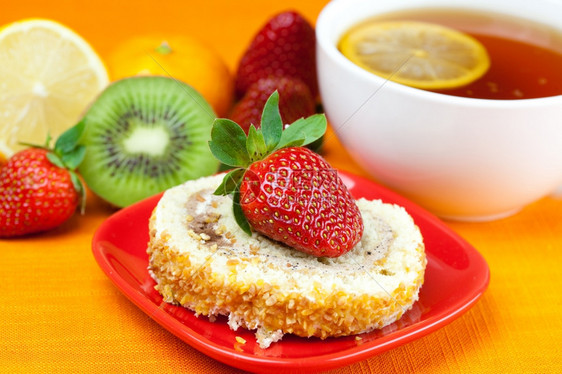 柠檬莱蒙茶曼丹林基维蛋糕和草莓图片