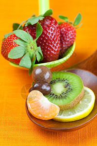草莓柑橘柠檬和巧克力糖图片