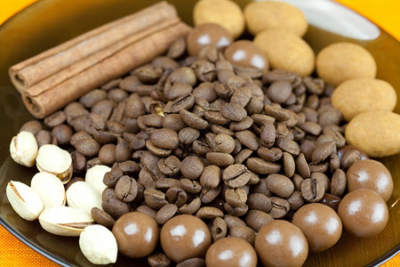 咖啡豆肉桂和糖果背景图片