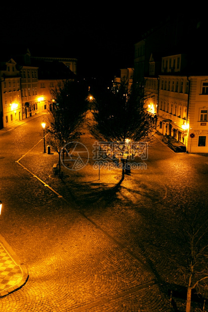 布拉格街上美丽的夜景图片