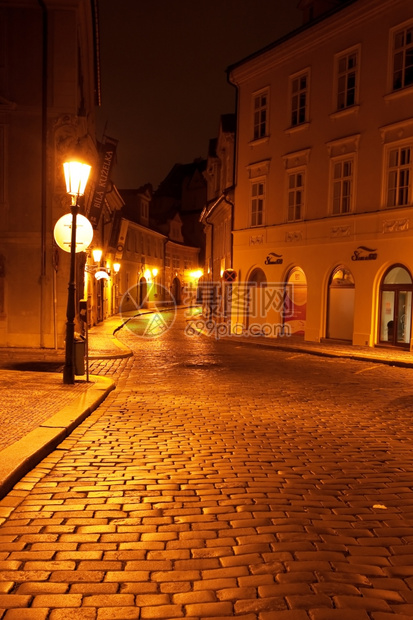布拉格街上美丽的夜景图片