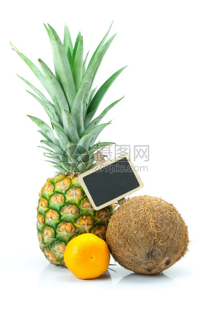 菠萝芒果椰子和白板被隔离在色上图片