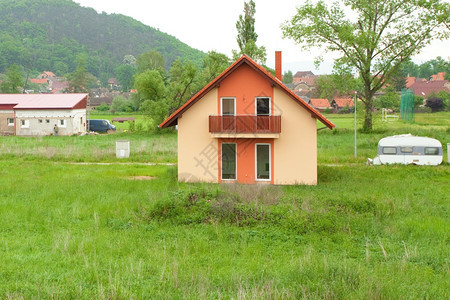 自然景观中的乡村小屋图片