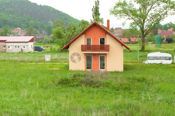 自然景观中的乡村小屋图片