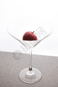 白色背景的玻璃杯中苹果马提尼图片