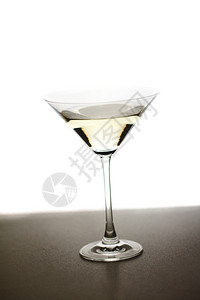 白色背景的马丁尼玻璃杯图片