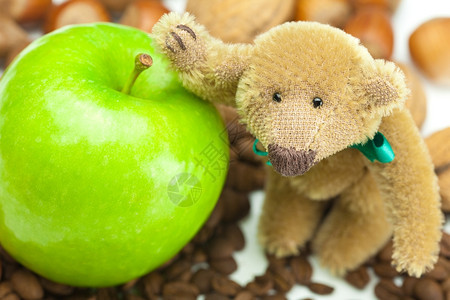 带弓苹果咖啡豆和坚的泰迪熊图片