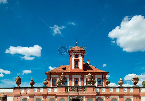 布拉格Troja城堡与蓝天对抗图片