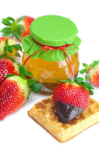 密封的蜂蜜和华夫饼上的草莓图片