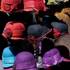 集市的彩色帽子图片