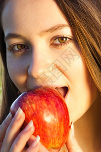 一位美丽的年轻女肖像画外出有苹果的年轻女图片