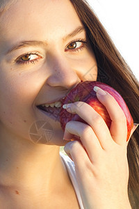 一位美丽的年轻女肖像画外出有苹果的年轻女图片