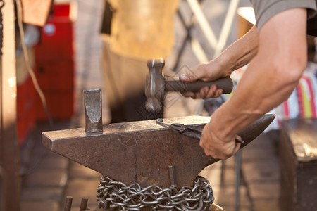 锤子和铁匠的手背景图片