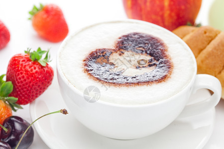 卡布奇诺 在一个杯子里以红心、樱桃和草莓的形状 孤立在白色上图片