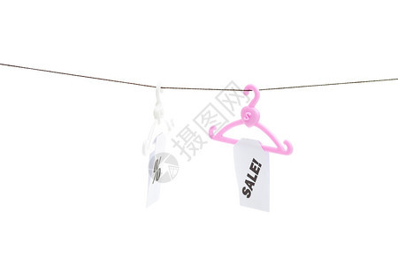 挂着标价签的衣架销售挂在一条孤立白线上的绳子图片