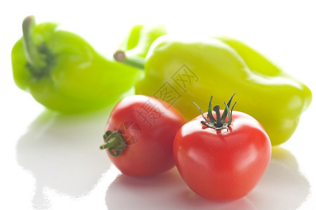 白上孤立的西红柿和胡椒背景图片