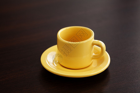 木桌上装着茶盘的杯子图片