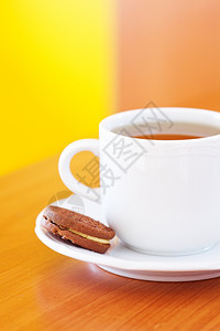 茶托上的饼干和热茶图片