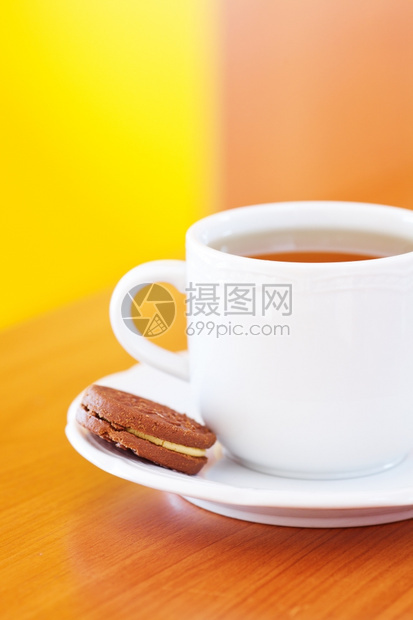 茶托上的饼干和热茶图片