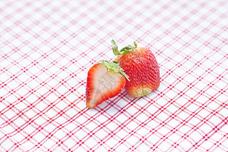 赖在格织上的草莓图片
