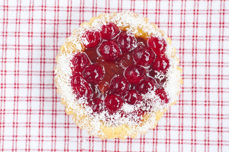 甜美的蛋糕花边织布上的莓果图片