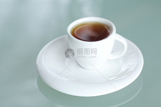 在玻璃表面的茶杯上图片