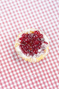 甜美的蛋糕花边织布上的莓果图片