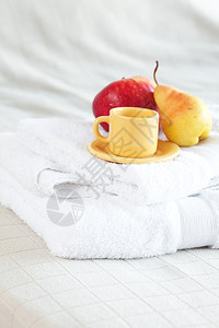 茶杯苹果和梨子在床上图片