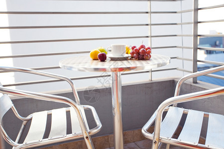 在阳台上的桌子有水果和茶图片