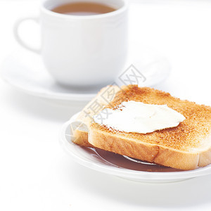 茶和吐司黄油在白纸上分离图片