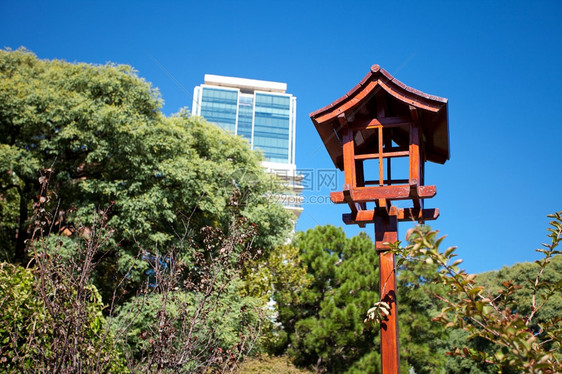 蓝天和摩大楼背景的日本灯笼图片