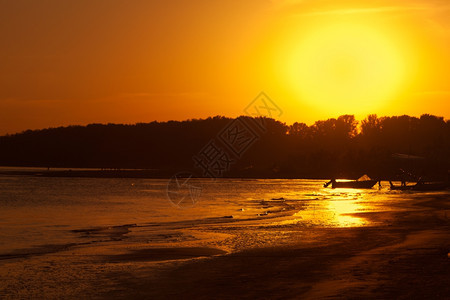 日落时河岸滑翔机图片