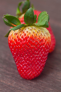 木表面的红色多汁草莓图片