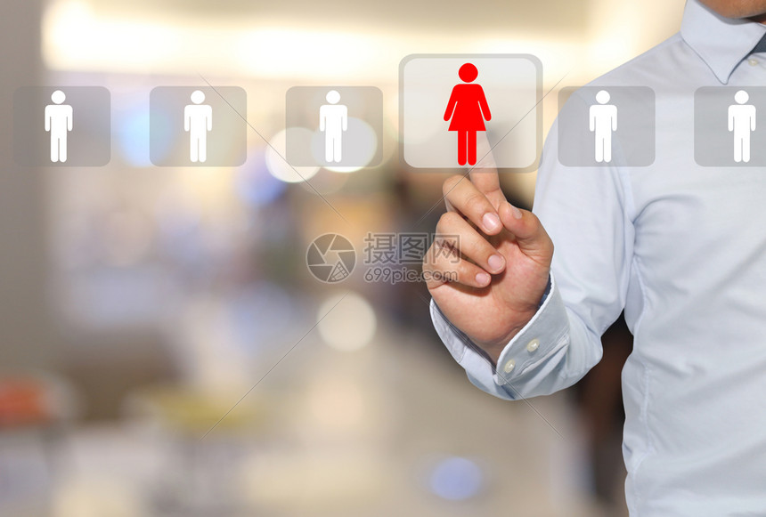 一名男子用现代按钮触摸红女人的图标按下概念官员的手寻找工商业技术在模糊的内部背景上图片