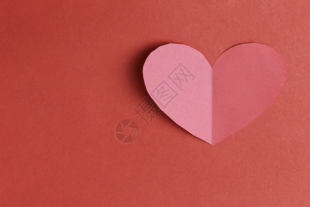 红纸板背景的心脏形状爱的概念和情人节红纸板背景心脏形状图片