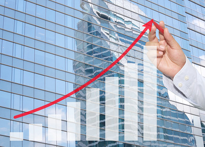商人用红色笔指向顶层商业图人用红色笔指向玻璃墙壁上高楼背景投资和利润概念的顶层商业图图片