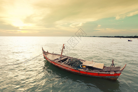 泰国海岸的老渔船冒险和生计的概念图片