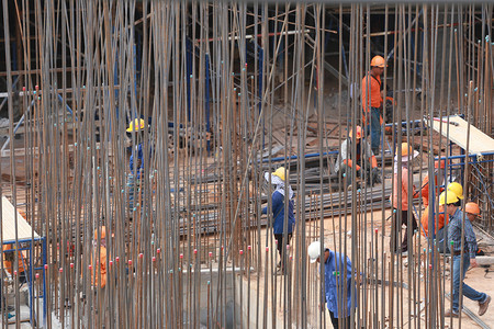 建筑工地和人正在Tall大楼建筑工地施图片