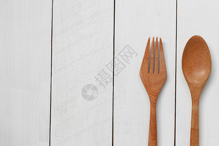 白色木地板上的木勺和木叉白色木地板背景上的木勺和木叉设计在您的作品中图片