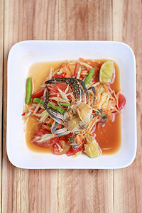 SOMTUMThai食品或辣味木瓜沙拉在泰国木桌背景上很受欢迎SOMTUMThai食品或辣味木瓜沙拉图片