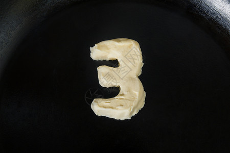 热锅上3号形的黄油关闭顶部视图图片