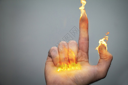 右手和指像蜡烛或火把一样着是Hanukiah月经的灵感8根手指象征着月经蜡烛棕榈中间的大火焰象征着Hshamash两根点燃的蜡烛图片