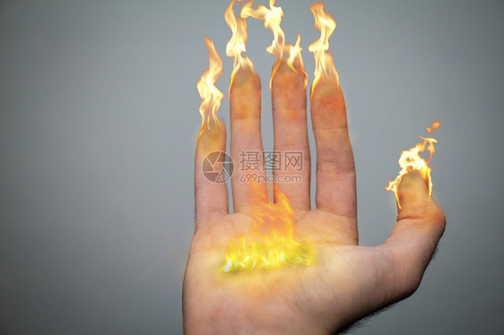 右手和指像蜡烛或火把一样着是Hanukiah月经的灵感8根手指象征着月经蜡烛棕榈中间的大火焰象征着Hshamash五根蜡烛图片