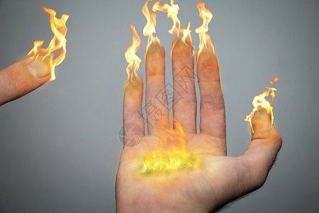 右手和指像蜡烛或火把一样着是Hanukiah月经的灵感8根手指象征着月经蜡烛棕榈中间的大火焰象征着Hshamash人6根蜡烛点燃图片