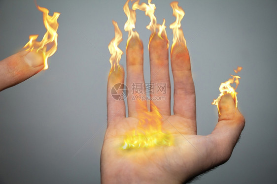 右手和指像蜡烛或火把一样着是Hanukiah月经的灵感8根手指象征着月经蜡烛棕榈中间的大火焰象征着Hshamash人6根蜡烛点燃图片