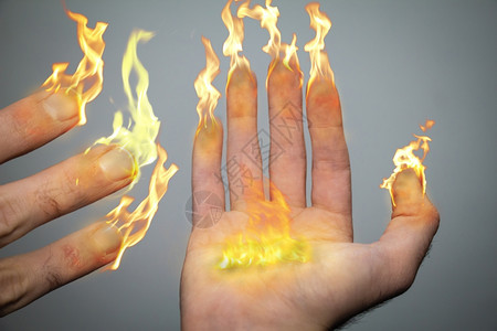 右手和指像蜡烛或火把一样着是Hanukiah月经的灵感8根手指象征着月经蜡烛棕榈中间的大火焰象征着Hshamash8根蜡烛图片