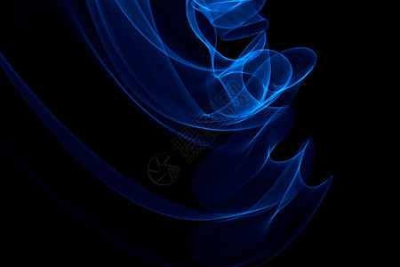 黑色背景的光漆彩照亮抽象蓝色曲线图片