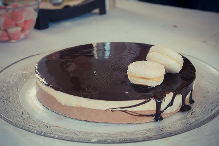 巧克力卷饼蛋糕加巧克力两块白马卡龙图片