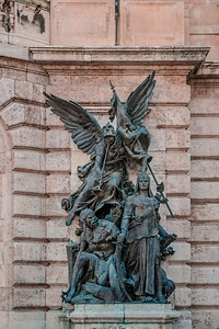 匈牙利布达佩斯博物馆入口处的布达城堡雕像图片