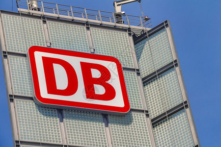 德国柏林2017年5月日柏林主站塔台德国哈普特巴赫尼霍夫上德国BahnDB品牌的标志图片